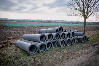 Yol kenarında beton borular döşenecek.