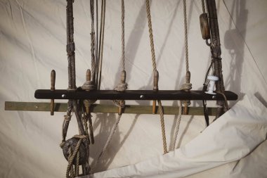 Yelkenli bir gemide donanım tamir edilir.