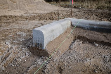 Bir inşaat sahasında yol kaldırımları şu anda kuruluyor.