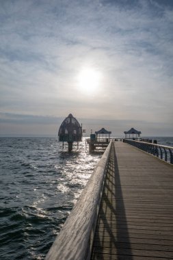 Groemitz rıhtımının sonunda dalış yapan bir gondol var.