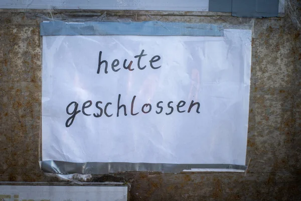 Een Handgeschreven Briefje Staat Het Duits Gesloten Vandaag — Stockfoto