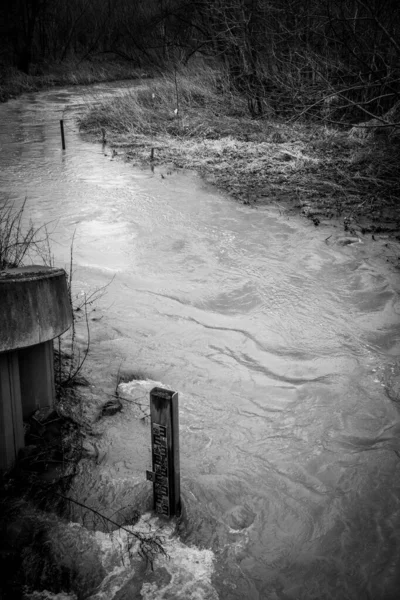 the water level can be read from a water level gauge placed in the river.