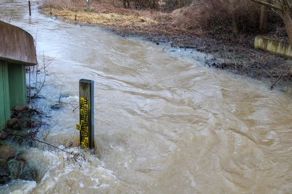 the water level can be read from a water level gauge placed in the river.