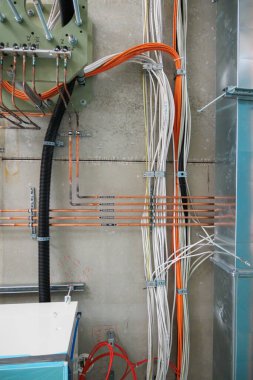 Yeni bir ameliyathane binasının tavanı boyunca kablolar ve borular var.