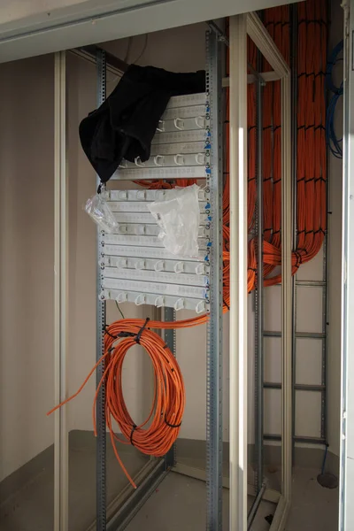 Viele Netzwerkkabel Führen Einem Neuen Gebäude Einem Serverschrank — Stockfoto
