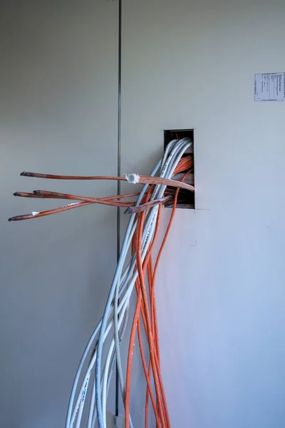 Viele Kabel Hängen Auf Einer Baustelle Aus Einer Wand — Stockfoto