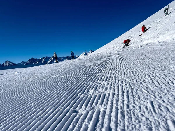 Primo Piano Neve Appena Preparata Pendio Cielo Nuvoloso Blu — Foto Stock