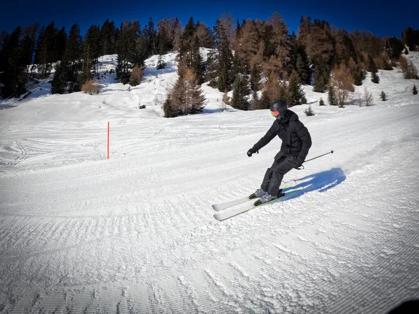 Ein Junger Skifahrer Der Winter Schwarzer Skikleidung Ski Fährt — Stockfoto