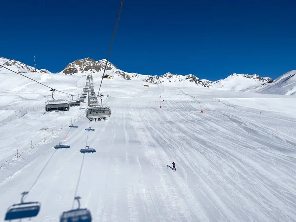 Eine Fahrt Sessellift Über Weiße Pisten Verlassenen Skigebiet — Stockfoto