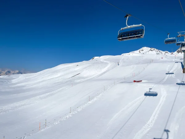 Eine Fahrt Sessellift Über Weiße Pisten Verlassenen Skigebiet — Stockfoto