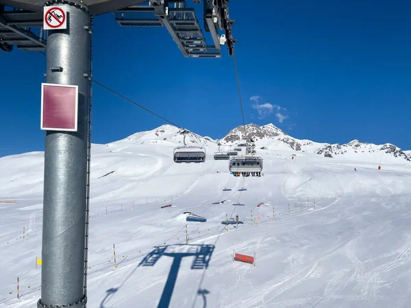 Eine Fahrt Sessellift Über Weiße Pisten Verlassenen Skigebiet — Stockfoto