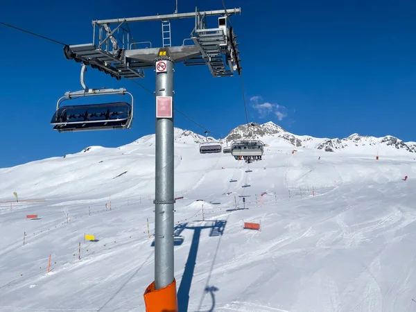 Eine Fahrt Sessellift Über Weiße Pisten Verlassenen Skigebiet — Stockfoto