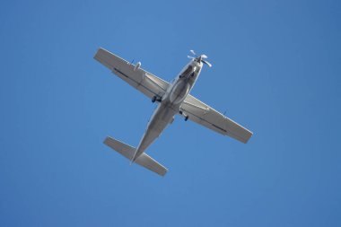 Mavi gökyüzünde bir pervane uçağına yakın çekim