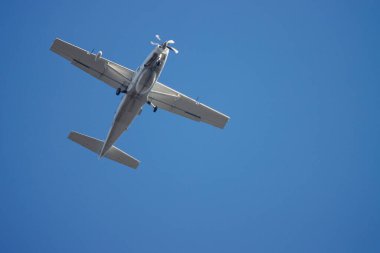 Mavi gökyüzünde bir pervane uçağına yakın çekim