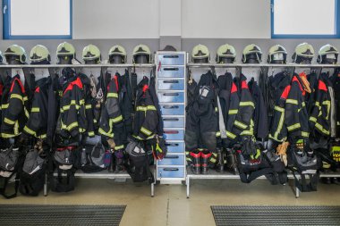 İtfaiye teşkilatında birçok itfaiyeci üniformasını yan yana asın.