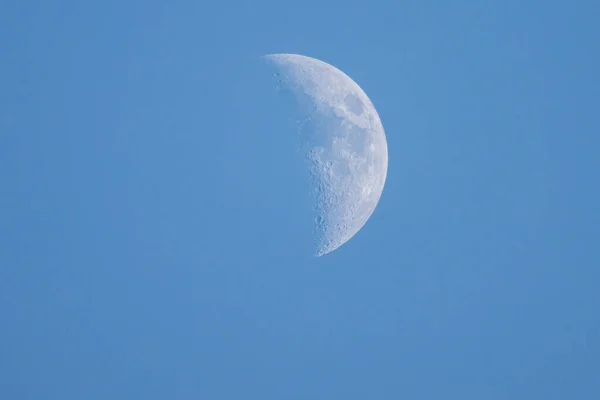Gros Plan Croissant Lune Jour Avec Ciel Bleu — Photo