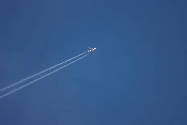 Пассажирский Самолет Летает Голубом Безоблачном Небе Имеет Конденсационные Следы Позади — стоковое фото