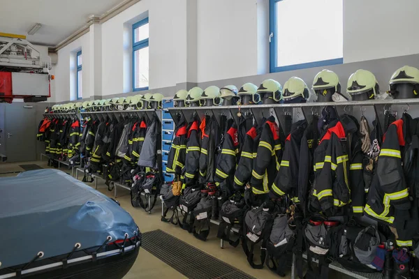 Пожежному Відділенні Повісять Багато Форми Пожежників Поруч Один Одним — стокове фото
