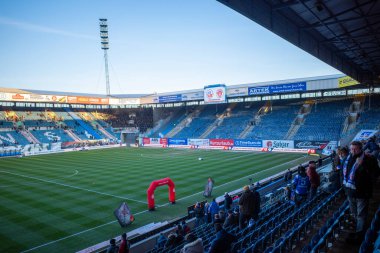 Maçtan birkaç dakika önce FC Hansa Rostock 'un futbol stadyumunu izliyoruz.