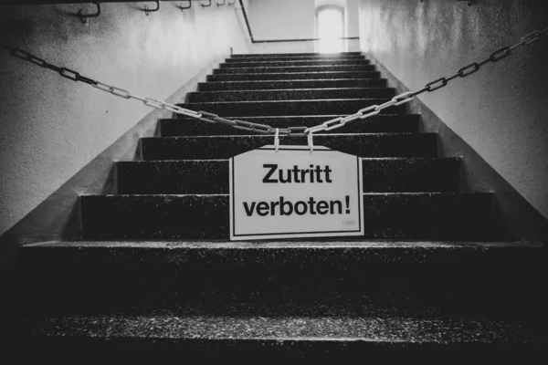 Ein Schild Einer Kette Vor Einer Treppe Sagt Nein — Stockfoto