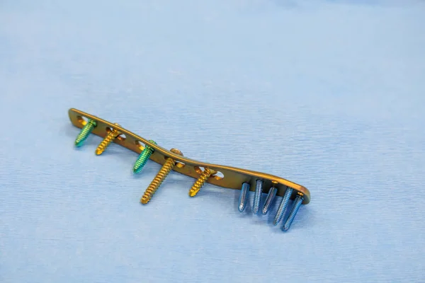 Een Titaanchirurgisch Plaatje Titaniumschroeven Voor Behandeling Van Een Scheenbeenbreuk — Stockfoto
