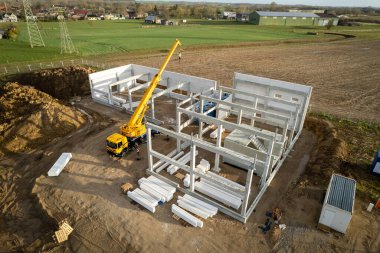 Endüstriyel bir binanın temel yapısı bir inşaat sahasına inşa edilir. İHA atışı