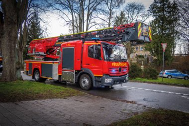 Operasyon sırasında itfaiye araçları yola park edilmiş.