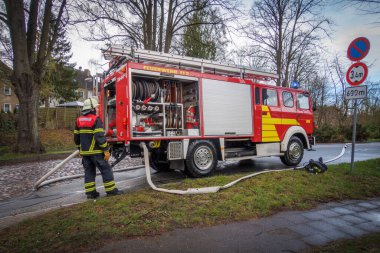 Operasyon sırasında itfaiye araçları yola park edilmiş.