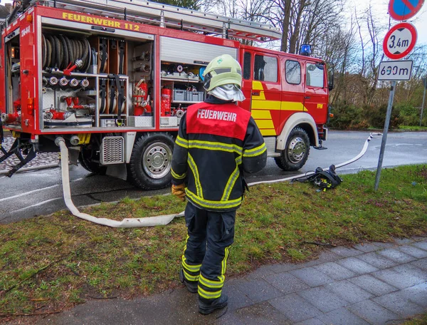Пожежний Стоїть Перед Своєю Пожежною Машиною — стокове фото