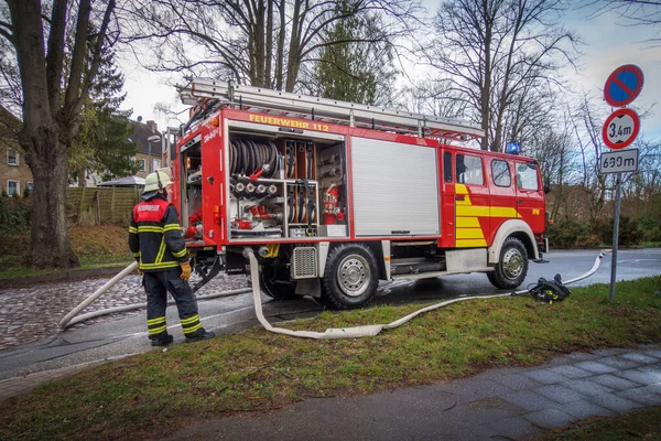 Operasyon sırasında itfaiye araçları yola park edilmiş.