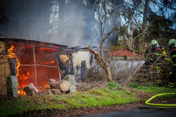 Пожежний Відділ Гасить Садовий Будинок Який Загорівся — стокове фото