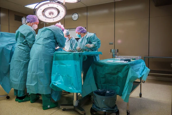 Операція Проводиться Операційній Кімнаті Лікарні — стокове фото