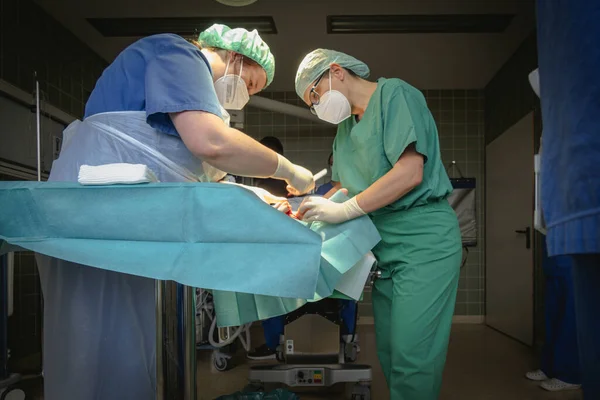 Ameliyat Hastanenin Ameliyathanesinde Yapılır — Stok fotoğraf