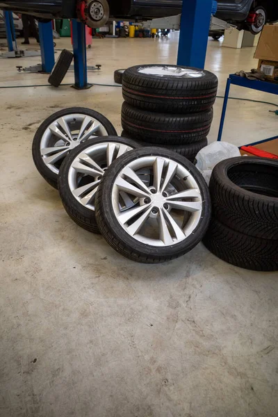 Ruedas Con Neumáticos Verano Están Listas Para Ser Montadas Garaje —  Fotos de Stock