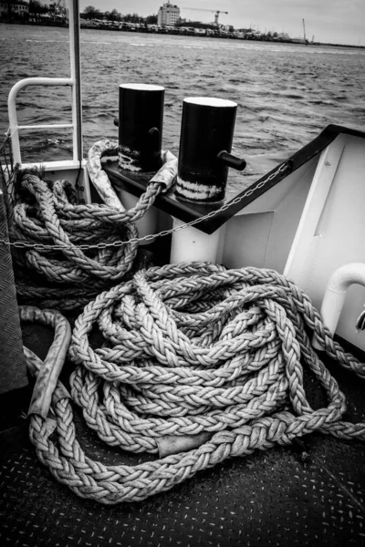 Auf Einem Deck Eines Schiffes Liegen Lange Seile Zum Anlegen — Stockfoto