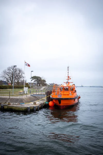 Haven Van Rostock Ligt Een Oranje Noodhulpschip — Stockfoto
