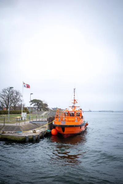 Haven Van Rostock Ligt Een Oranje Noodhulpschip — Stockfoto