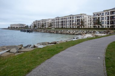 Warnemuende limanında lüks otel Hohe Duene var.