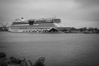 Yolcu gemisi AIDA divası Rostock limanında demirli.