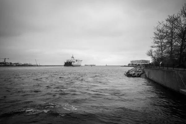 Duży Prom Opuszcza Port Rostocku — Zdjęcie stockowe
