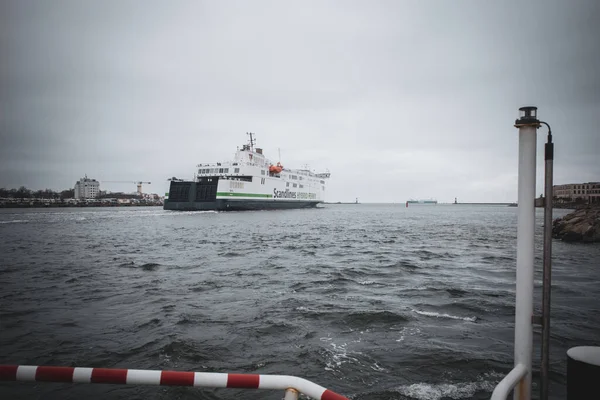 Gran Ferry Sale Del Puerto Rostock — Foto de Stock