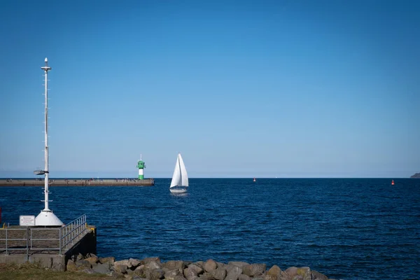 Küçük Beyaz Bir Yelkenli Bir Deniz Fenerinin Önünden Geçiyor — Stok fotoğraf