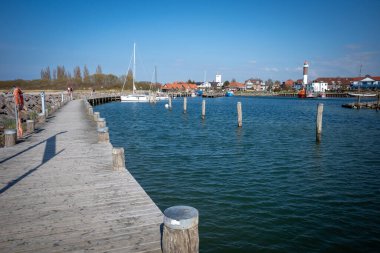 Arka planda deniz feneri olan Poel Limanı.
