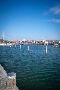 Arka planda deniz feneri olan Poel Limanı.