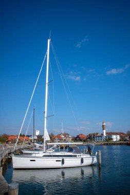 Arka planda deniz feneri olan Poel Limanı.