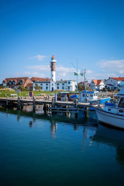 Arka Planda Deniz Feneri Olan Poel Limanı — Stok fotoğraf