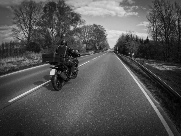 Motociclista Monta Seu Enduro Turismo Sobre Estrada Rural — Fotografia de Stock