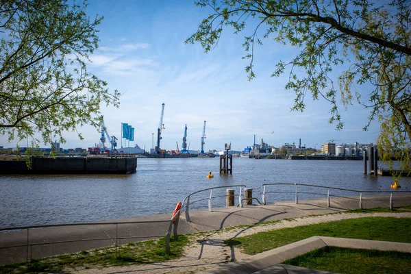 Port Hamburgu Błękitnym Niebem — Zdjęcie stockowe