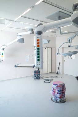 Hastanede yeni yapılmış ve döşenmiş bir ameliyathane.