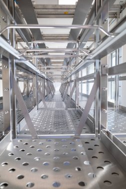 Parlak gümüş bir metal rafın içi.